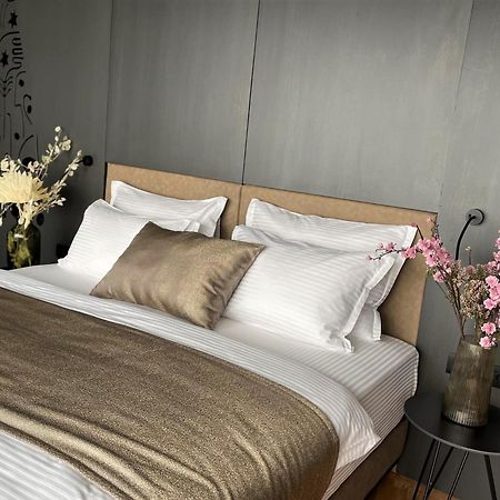 Arka Art Hotel Kashari Dış mekan fotoğraf A bed with bed linen