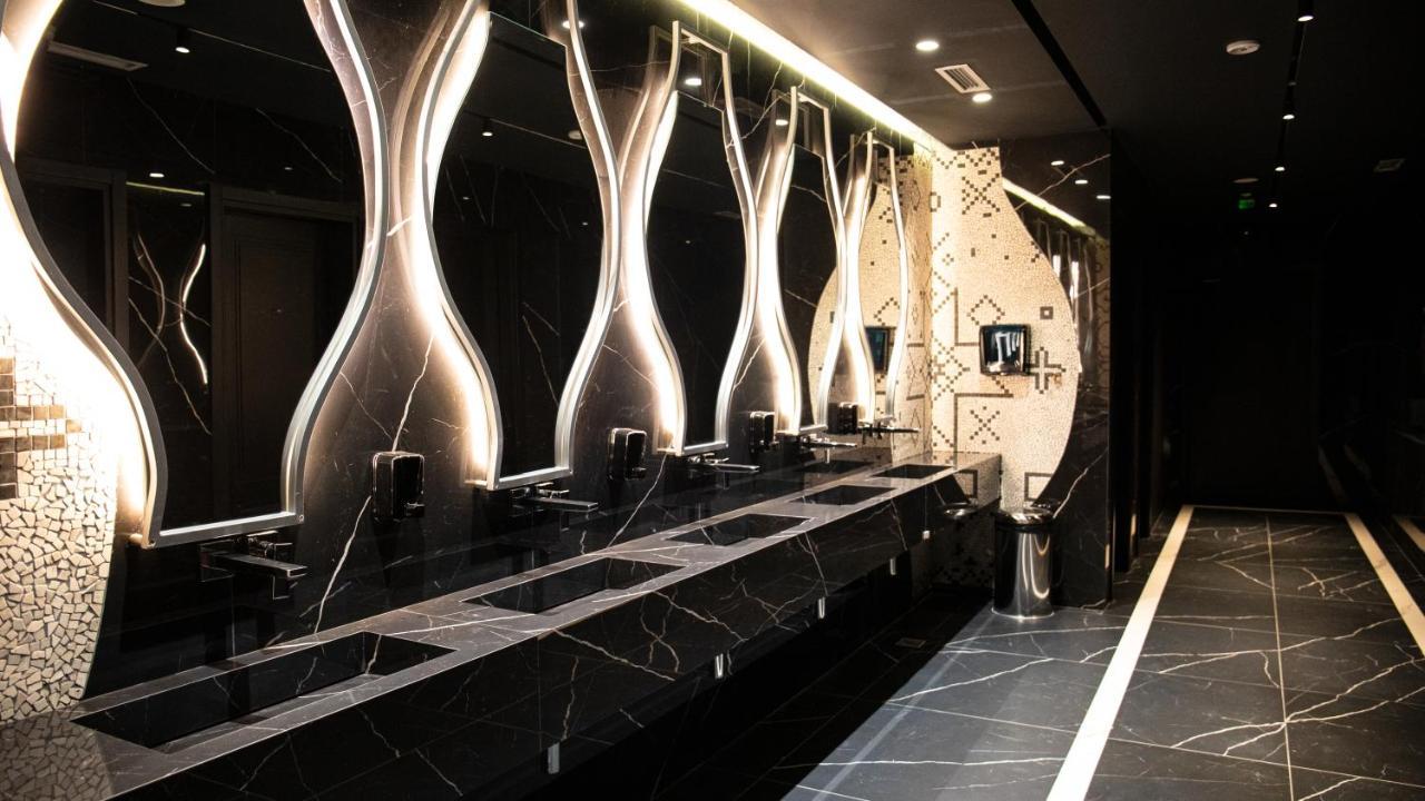 Arka Art Hotel Kashari Dış mekan fotoğraf The interior of the restroom at the 2012 Olympics