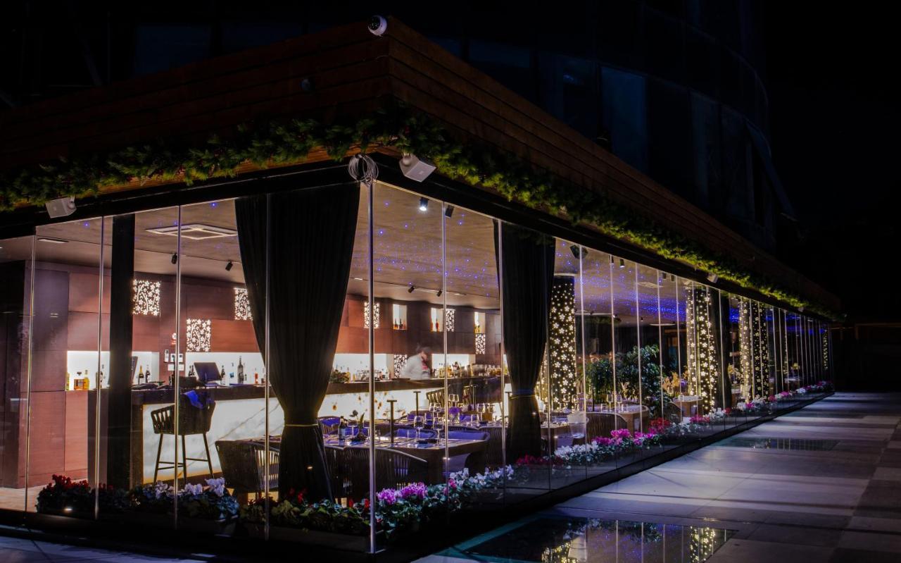 Arka Art Hotel Kashari Dış mekan fotoğraf The restaurant at night