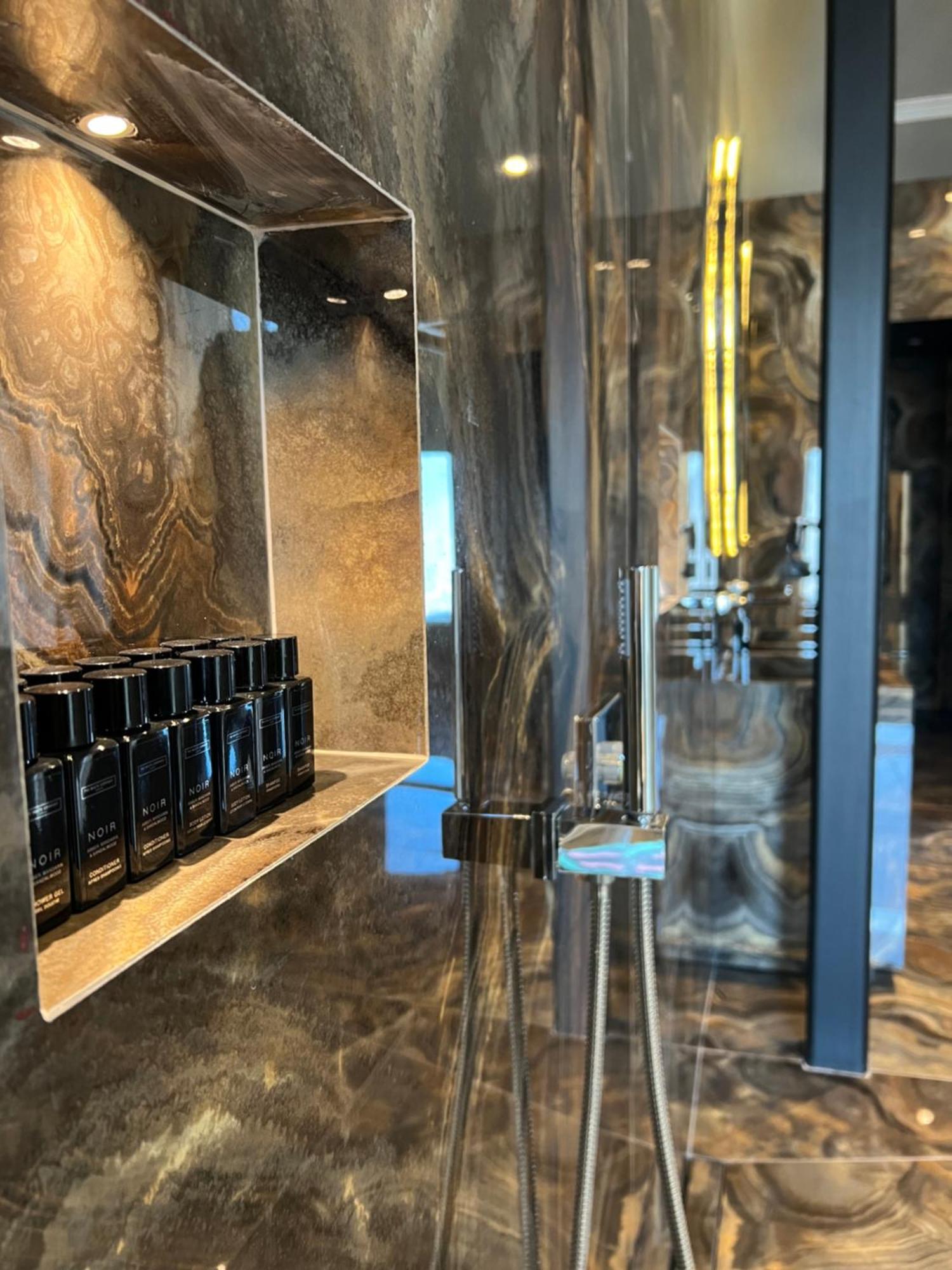 Arka Art Hotel Kashari Dış mekan fotoğraf A typical shower
