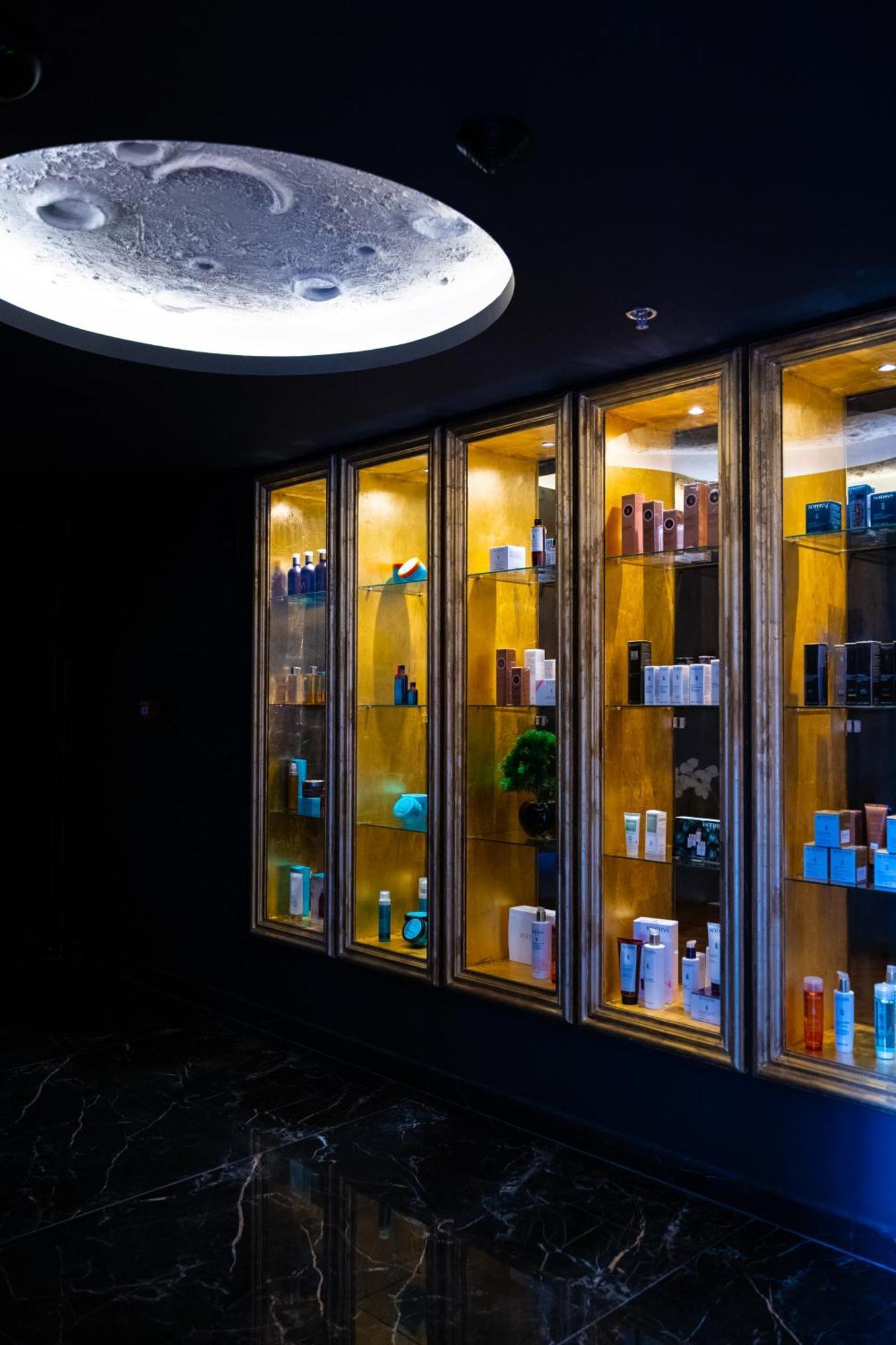 Arka Art Hotel Kashari Dış mekan fotoğraf A display of products at a salon