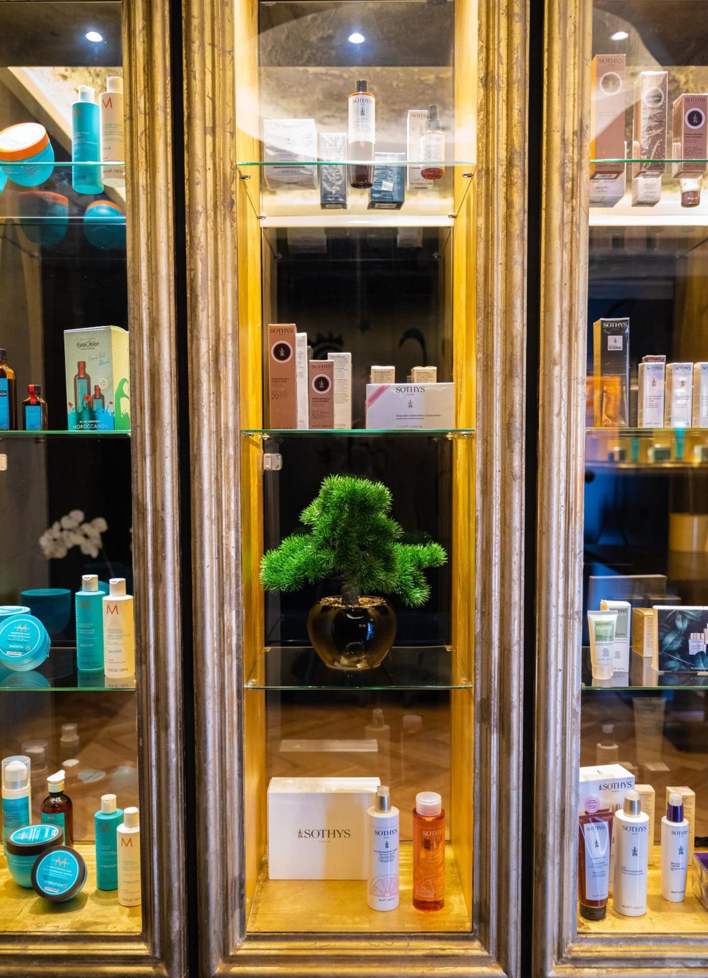 Arka Art Hotel Kashari Dış mekan fotoğraf A display of various skincare products