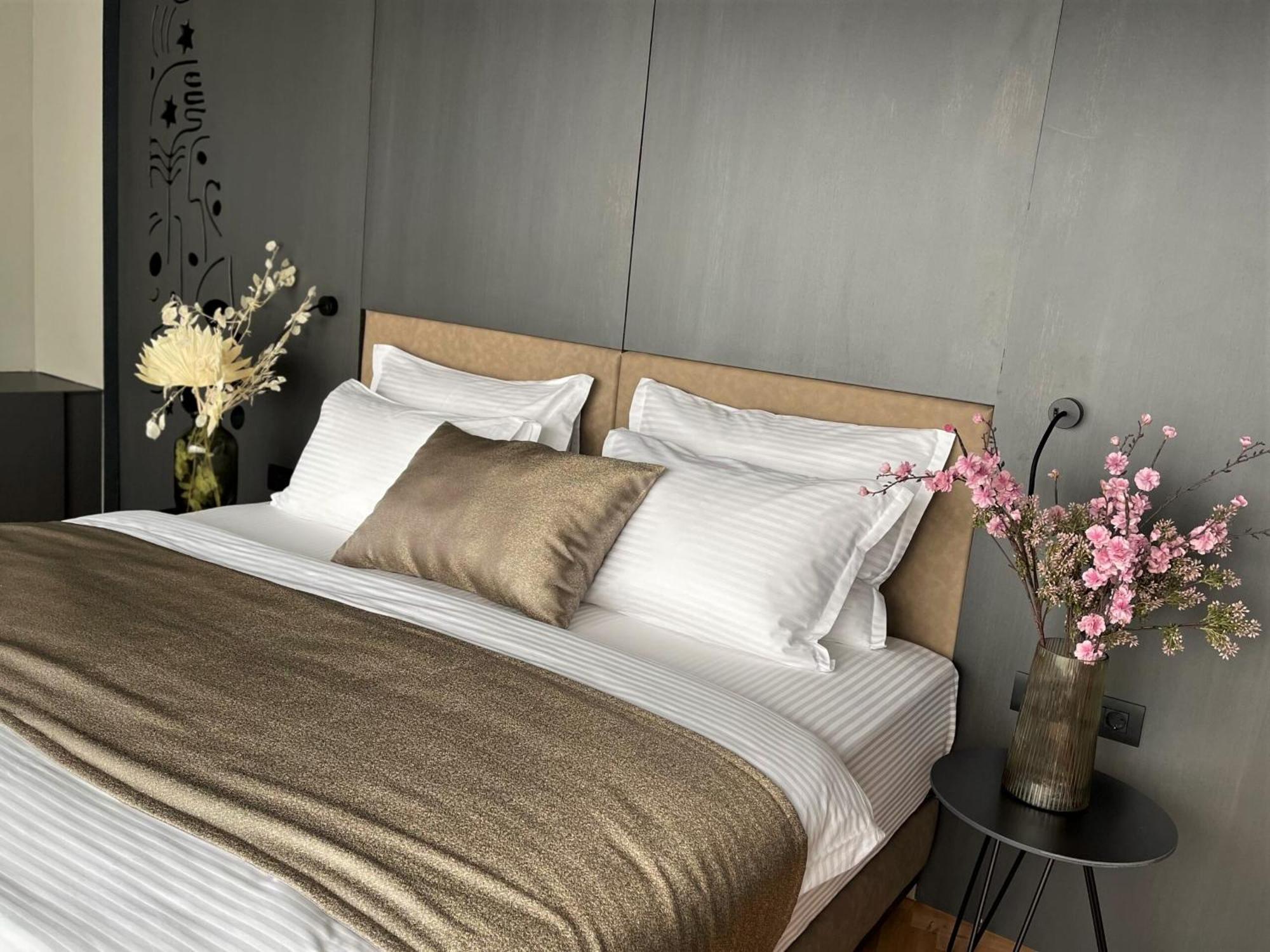 Arka Art Hotel Kashari Dış mekan fotoğraf A bed with bed linen