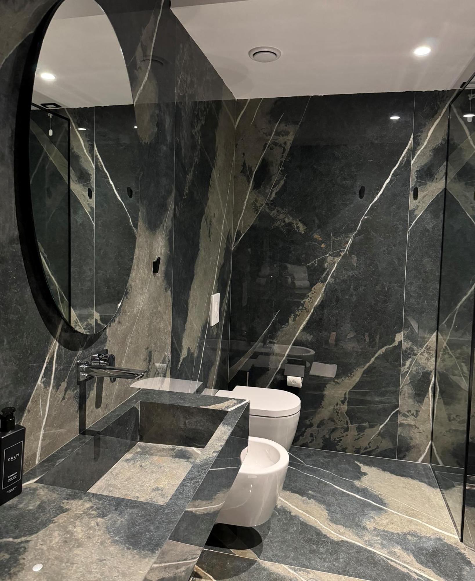 Arka Art Hotel Kashari Dış mekan fotoğraf Bathroom in the house